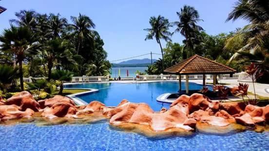 The Orient Star Resort Лумут Екстериор снимка