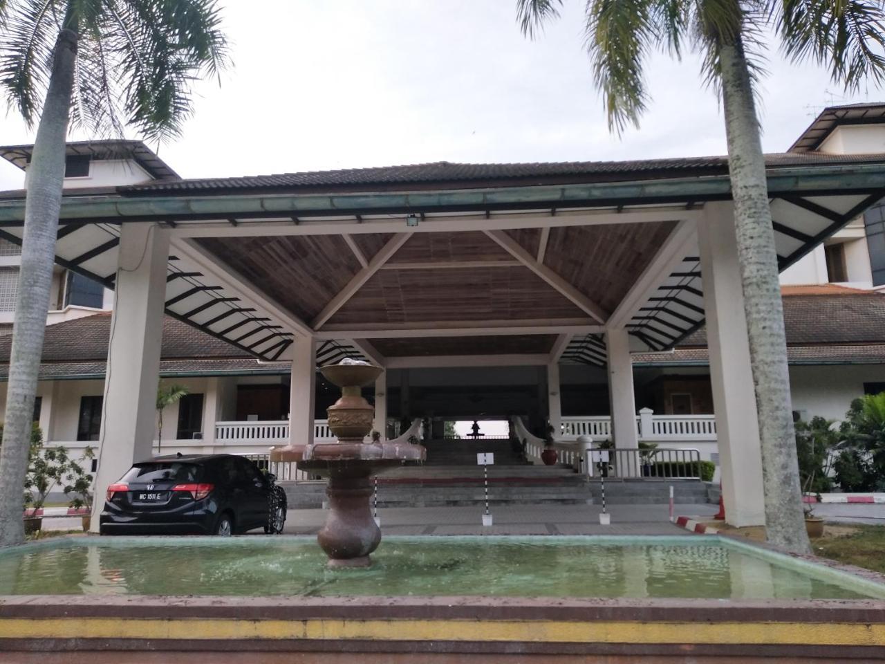 The Orient Star Resort Лумут Екстериор снимка