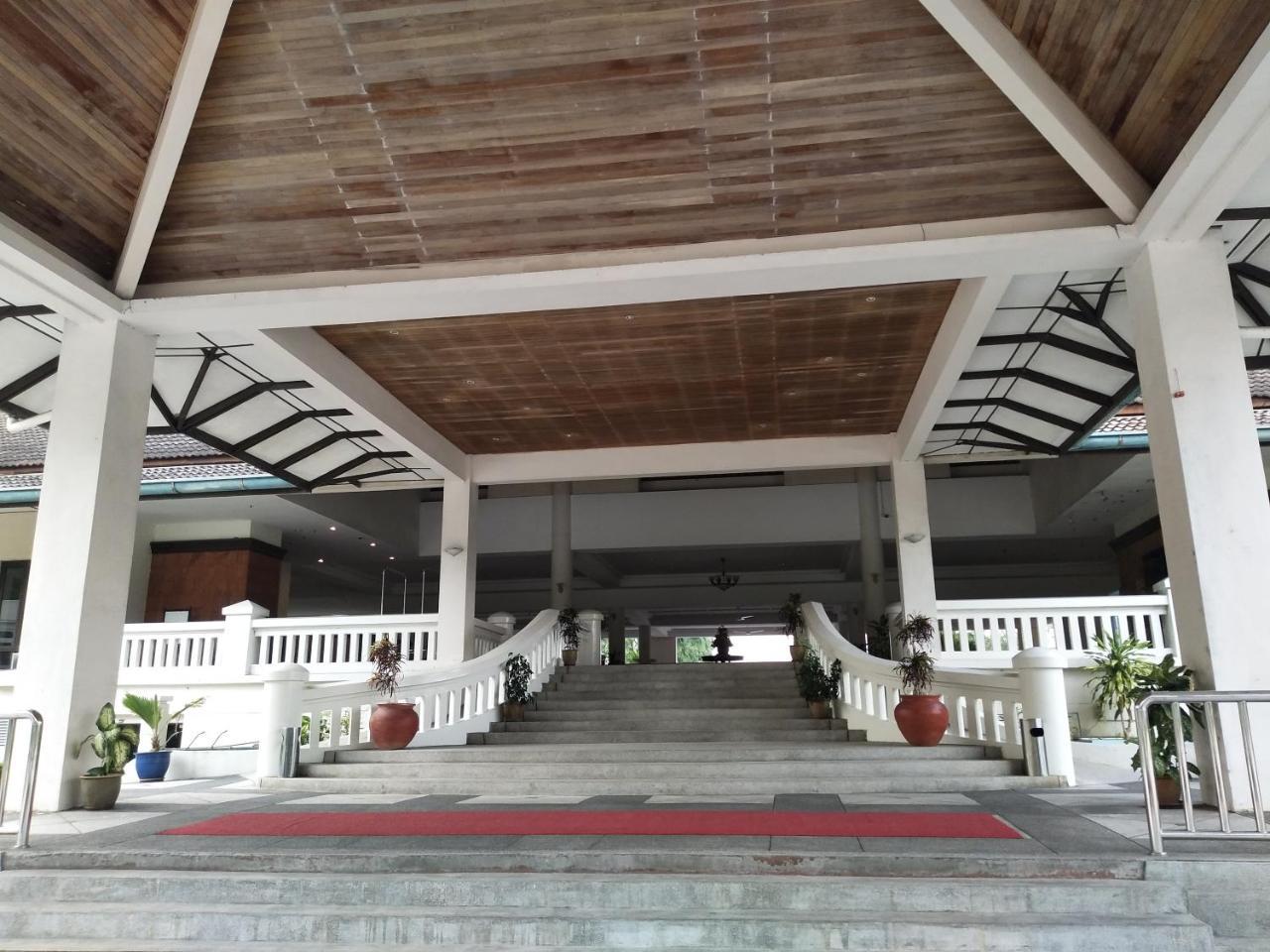 The Orient Star Resort Лумут Екстериор снимка